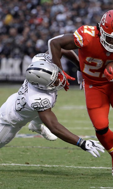 Chiefs try to monitor rookie Kareem Hunt's heavy workload